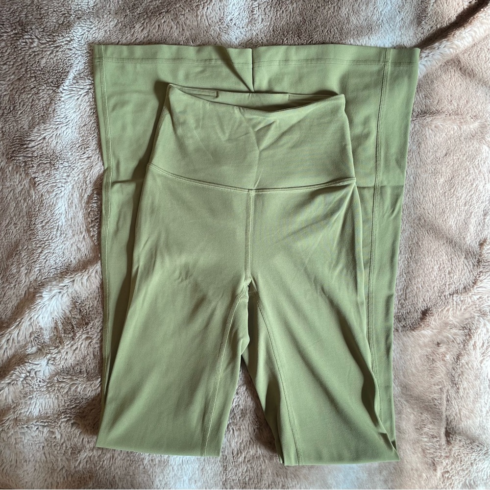 SOLD *** LULULEMON Groove Flared Pant Legging SIZE 0